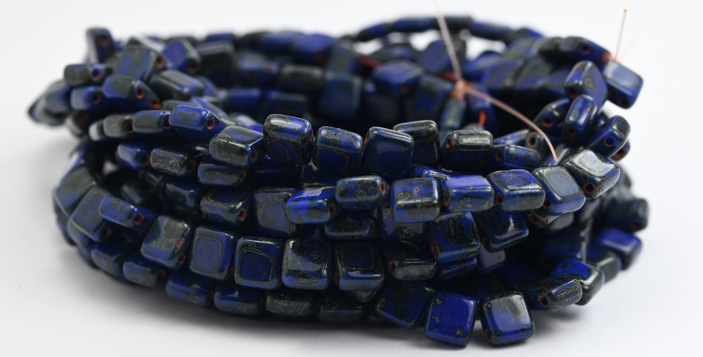 フラットスクエアタイル 2穴プレスガラスビーズ、濃いブルーのトラバーチン(33060-86800)、ガラス、チェコ共和国