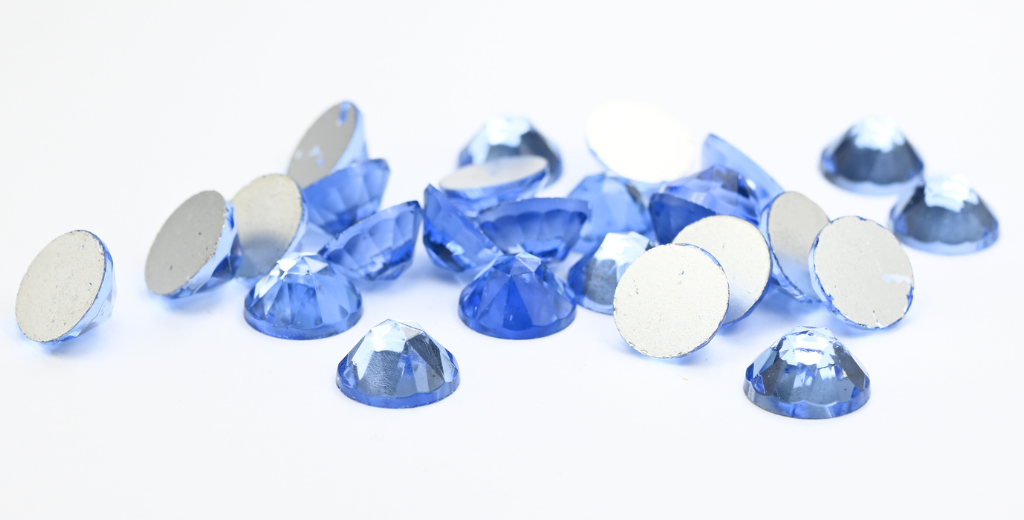 ラウンドフラットバックファセットカボション、Lt.Saphire(LT.SAPHIRE)、ガラス、チェコ共和国 ~ STRANDED