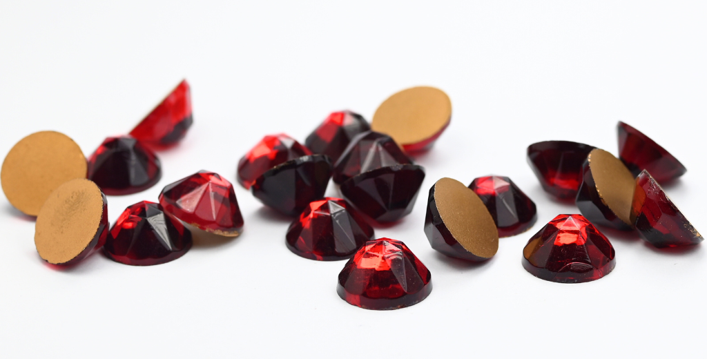 ラウンドフラットバックファセットカボション、サイアムルビーG(SIAM-RUBY-G)、ガラス、チェコ共和国〜STRANDED