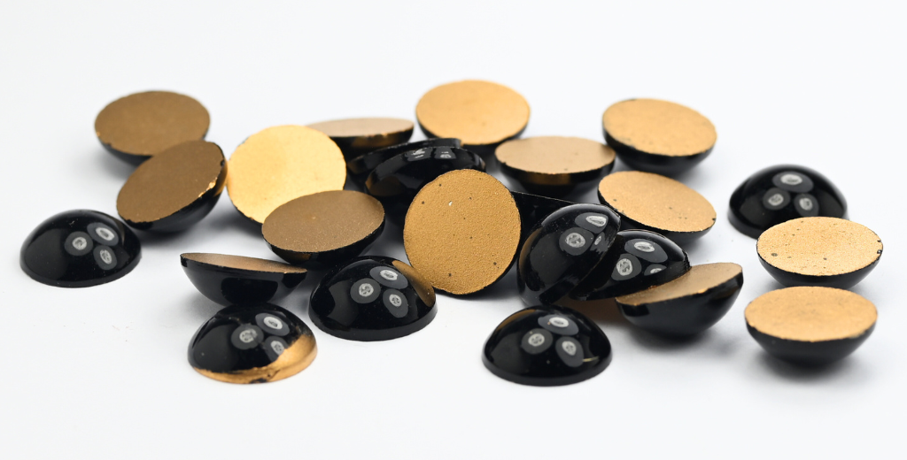 ラウンドフラットバックキャブ、カーバンクルズジェット(CARBUNCLES-JET)、ガラス、チェコ共和国 ~ STRANDED