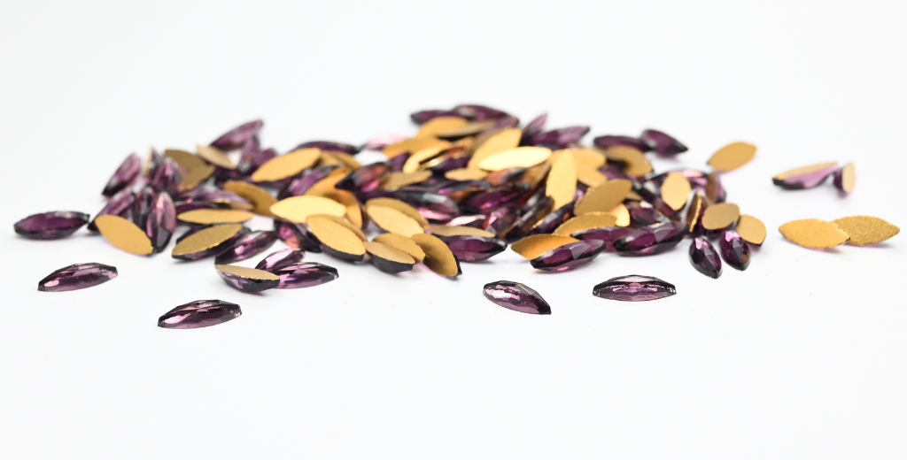 ナベット・フラットバック・キャブ、アメジスト(AMETHYST)、ガラス、チェコ共和国 ~ STRANDED