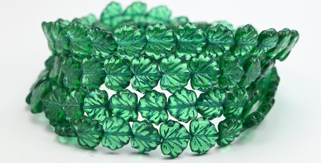 メープルリーフビーズ、透明グリーンエメラルド 54560 (50700-54560)、ガラス、チェコ共和国 ~ STRANDED