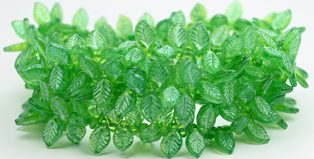 エルムリーフプレスガラスビーズ、透明グリーンライトブルーライン入り(126-50410-54308)、ガラス、チェコ共和国~STRANDED