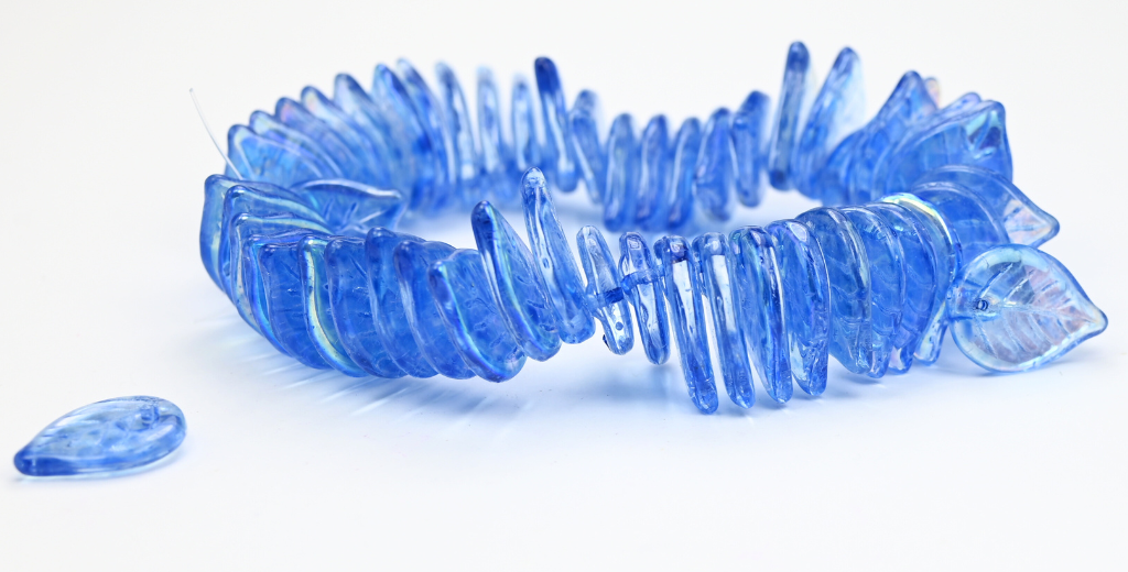 アウトレット 10グラム アップルリーフビーズ、18 x 13 mm、クリスタルライトブルーAb(00030-34307-AB)、ガラス、チェコ共和国