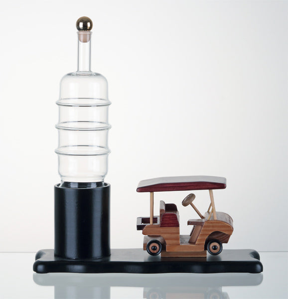 带空瓶的木制高尔夫球车,玻璃,捷克共和国