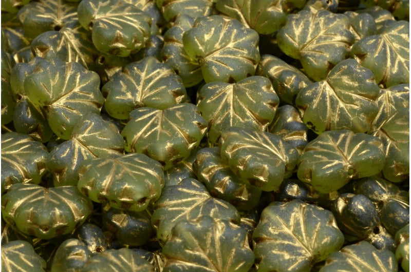 メープルリーフビーズ、透明グリーンゴールドラインマット(50220-54302-84100)、ガラス、チェコ共和国