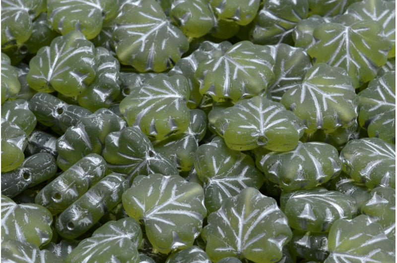 メープルリーフビーズ、透明グリーンシルバーラインマット(50220-54301-84100)、ガラス、チェコ共和国