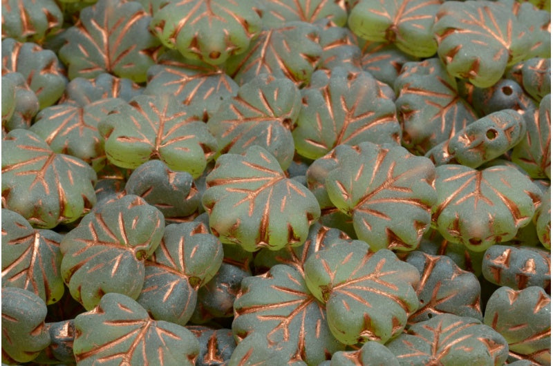 メープルリーフビーズ、透明グリーン銅裏地マット(50220-54319-84100)、ガラス、チェコ共和国