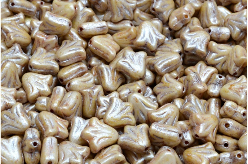 ユリの花のビーズ、白クリーム光沢斑点(02010-65321)、ガラス、チェコ共和国