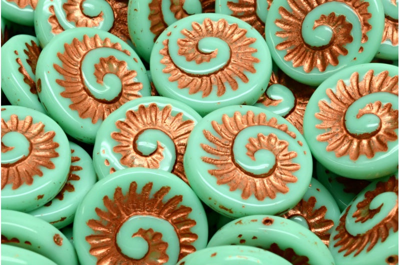 化石貝殻ビーズ、不透明グリーン銅裏地(53110-54319)、ガラス、チェコ共和国