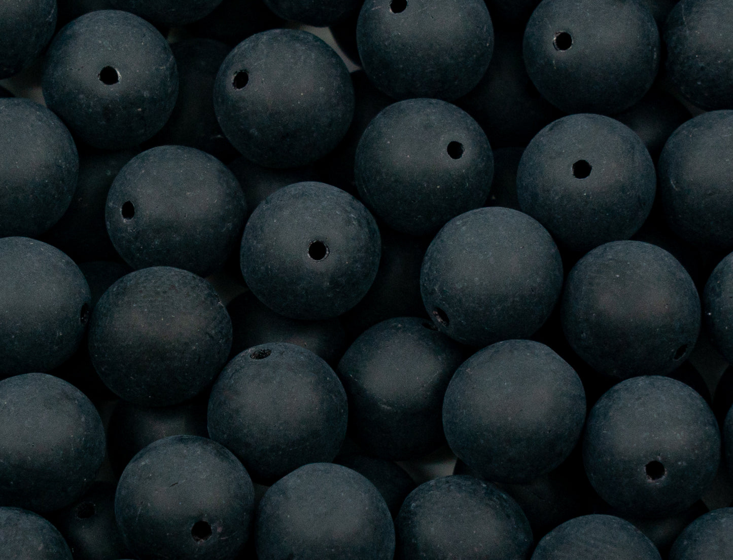 プレス加工された丸いビーズ、ブラックマット(23980-84100)、ガラス、チェコ共和国