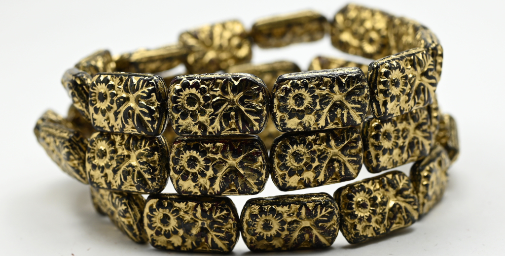 椭圆形串珠，带花，红宝石色洞石金色内衬 (1911-90080-86-54202)，玻璃，捷克共和国 ~ 串成链