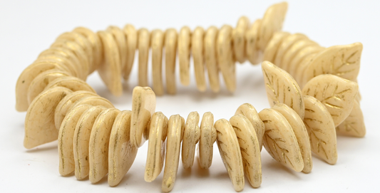 リーフ型プレスガラスビーズ、ホワイトベージュ、トラバーチン・スポッテッド・ゴールドライン（02010-33301-54202）、ガラス、チェコ共和国製　～　1連