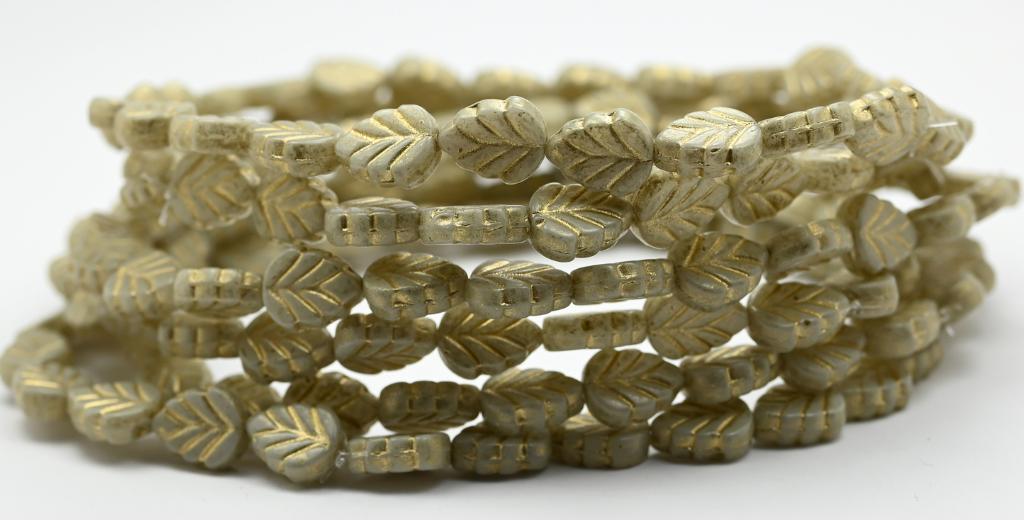 紫丁香叶压制玻璃珠，白色米色斑点金线（02010-33312-54202），玻璃，捷克共和国 ~ 串饰