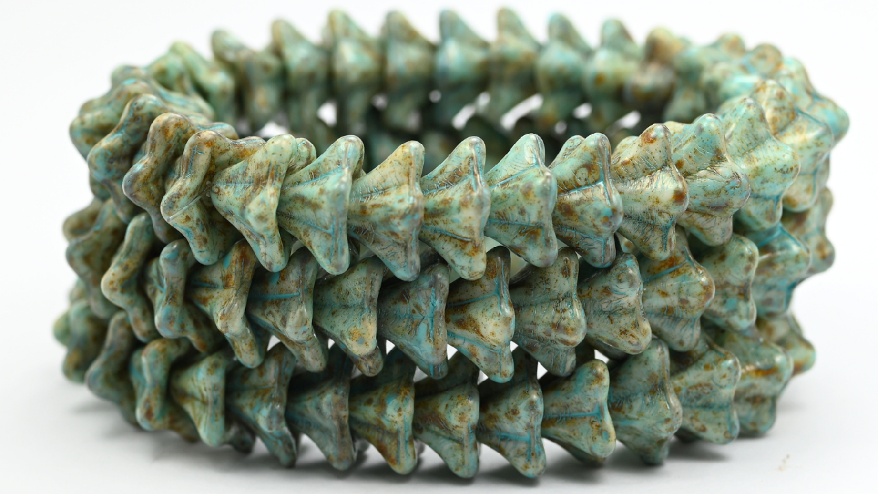 Bell Flower压制玻璃珠，白色洞石绿松石斑点（02010-86-33309），玻璃，捷克共和国 ~ 串珠