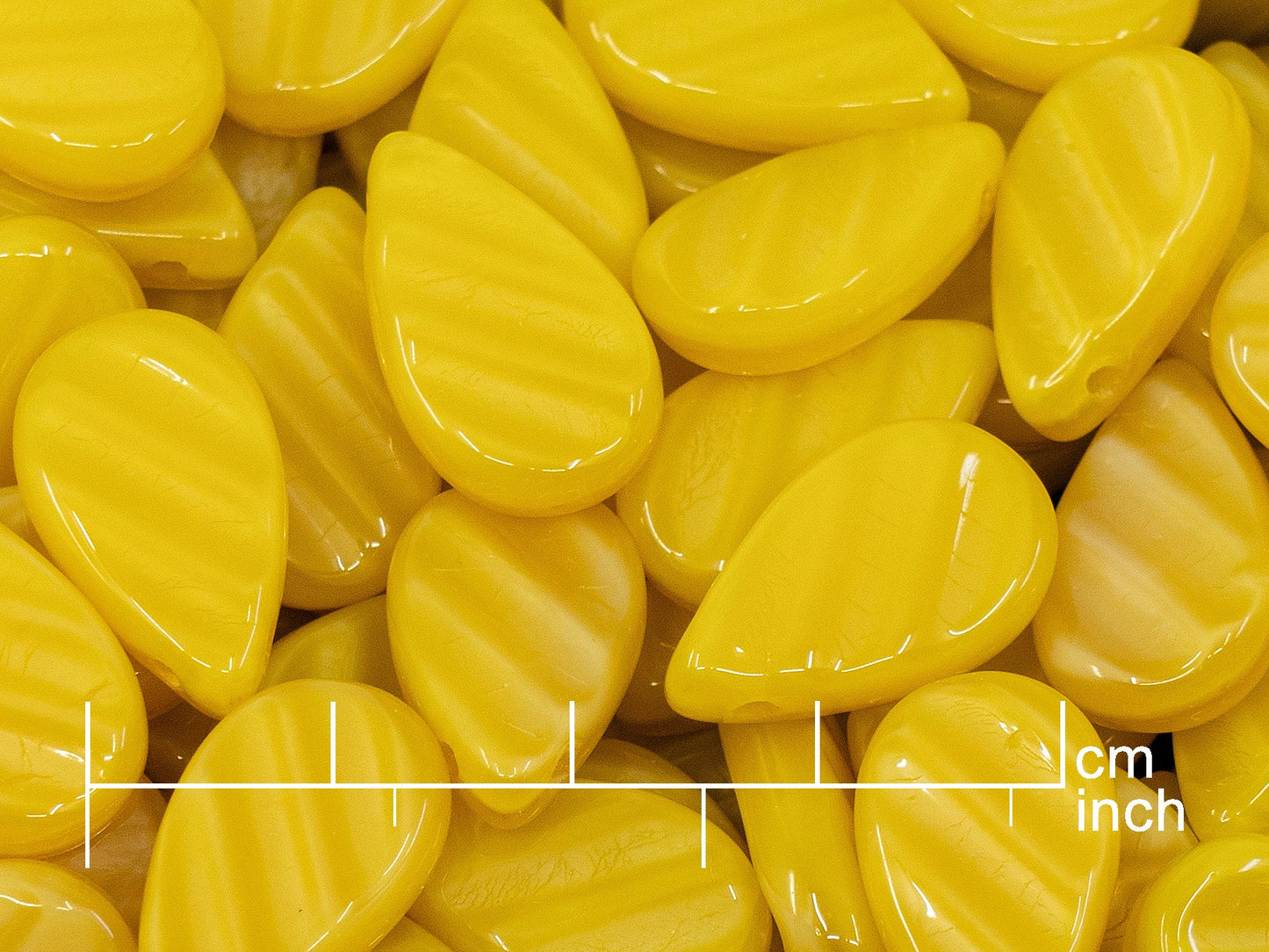 アウトレット 10グラム フラットティアドロップビーズ、11 x 18 mm、シルクイエローパール（84030）、ガラス、チェコ共和国