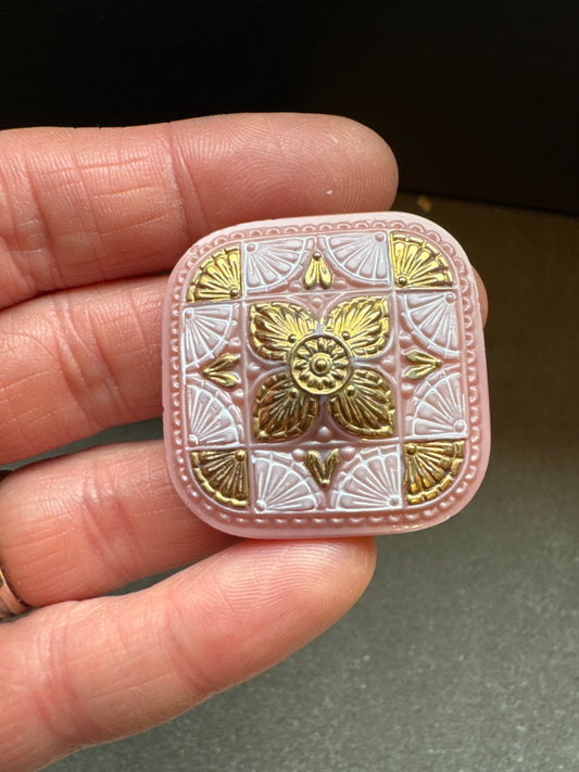 1個 手描きガラスボタン（飾り付き）、サイズ18（33x33 mm）、ガラス、チェコ共和国