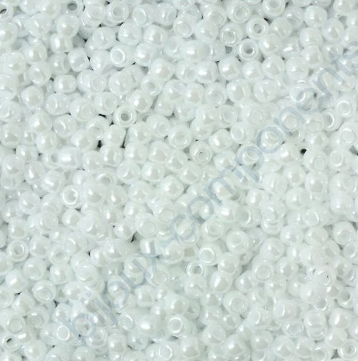 TOHO Runde Rocailles-Perlen, opak glänzend weiß (Nr. 121), Glas, Japan 