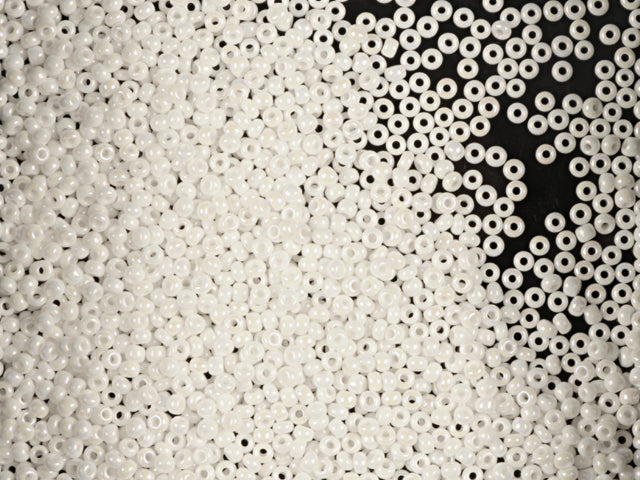 1 kg プレシオサ オルネラ シードビーズ コーティング 丸穴 ルース チョークホワイト レインボー (46205) ガラス チェコ共和国 アウトレット