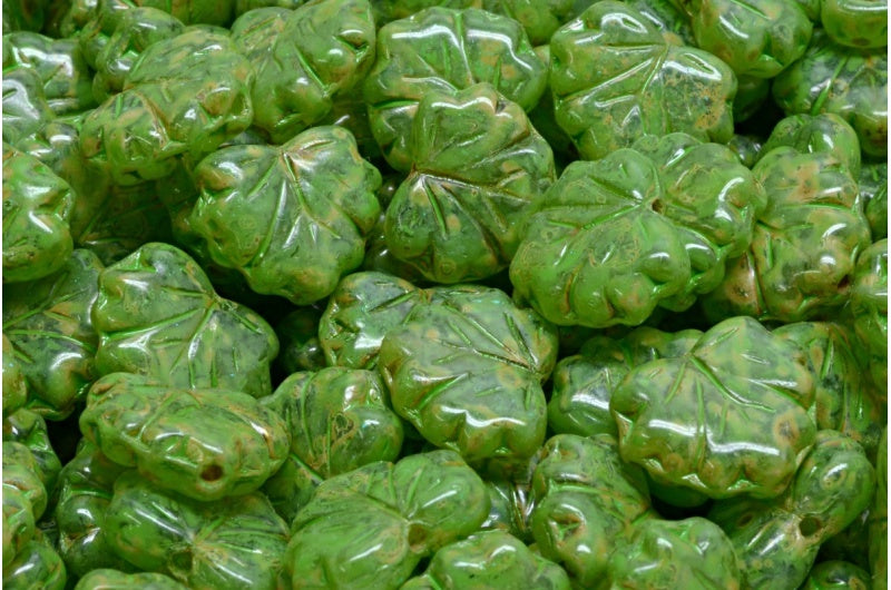 メープルリーフビーズ、透明グリーントラバーチングリーンスポット（50220-86800-33311）、ガラス、チェコ共和国