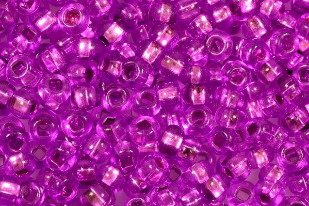 プレシオサ・オルネラ・ロカイユ ラウンドシードビーズ、バイオレット染色クリスタル、シルバーライン（18228）、ガラス、チェコ共和国