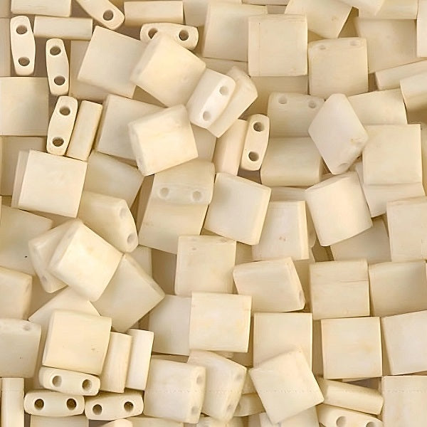 ミユキティラ/ハーフティラ/クォーターティラ 2穴ビーズ マットクリーム (HTL2021) ガラス製 日本製