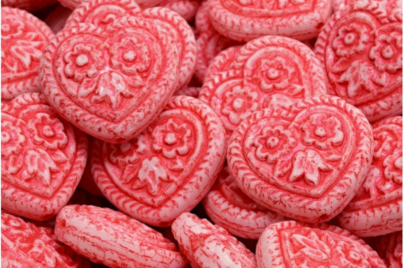 フォークロアの花のビーズが入ったハート、ホワイトオパールとレッドのライン（02020-43808）、ガラス、チェコ共和国