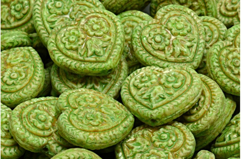 フォークロアの花のビーズが入ったハート、ホワイトオパールトラバーチングリーンスポット（02020-86800-33311）、ガラス、チェコ共和国