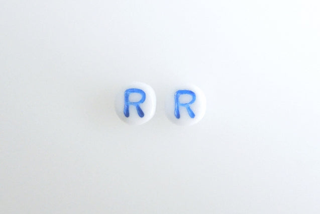 字母珠子，粉笔白蓝边 R (03000-46433-R)，玻璃，捷克共和国