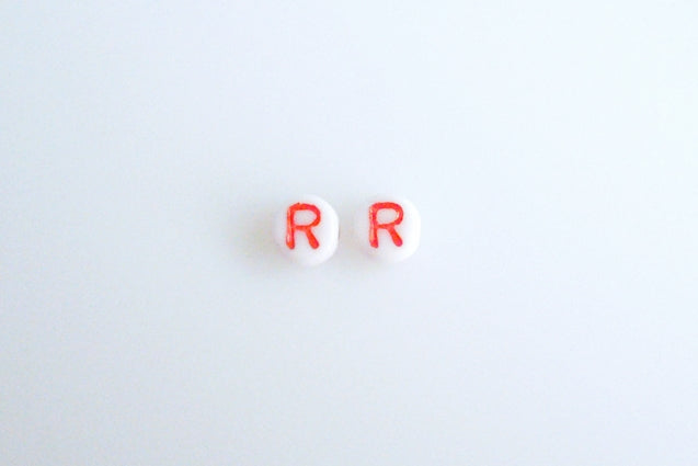 字母珠子，粉笔白底红线 R (03000-46497-R)，玻璃，捷克共和国