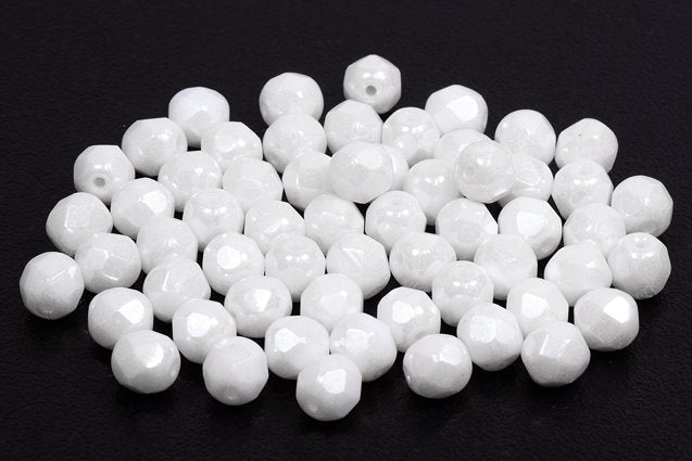 多面圆形火抛光珠，粉笔白赤铁矿（03000-14400），玻璃，捷克共和国