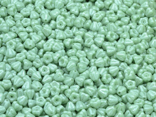アウトレット 10グラム ベルフラワービーズ、4 x 6 mm、チョークホワイトラスターグリーンフルコーティング（03000-14457）、ガラス、チェコ共和国