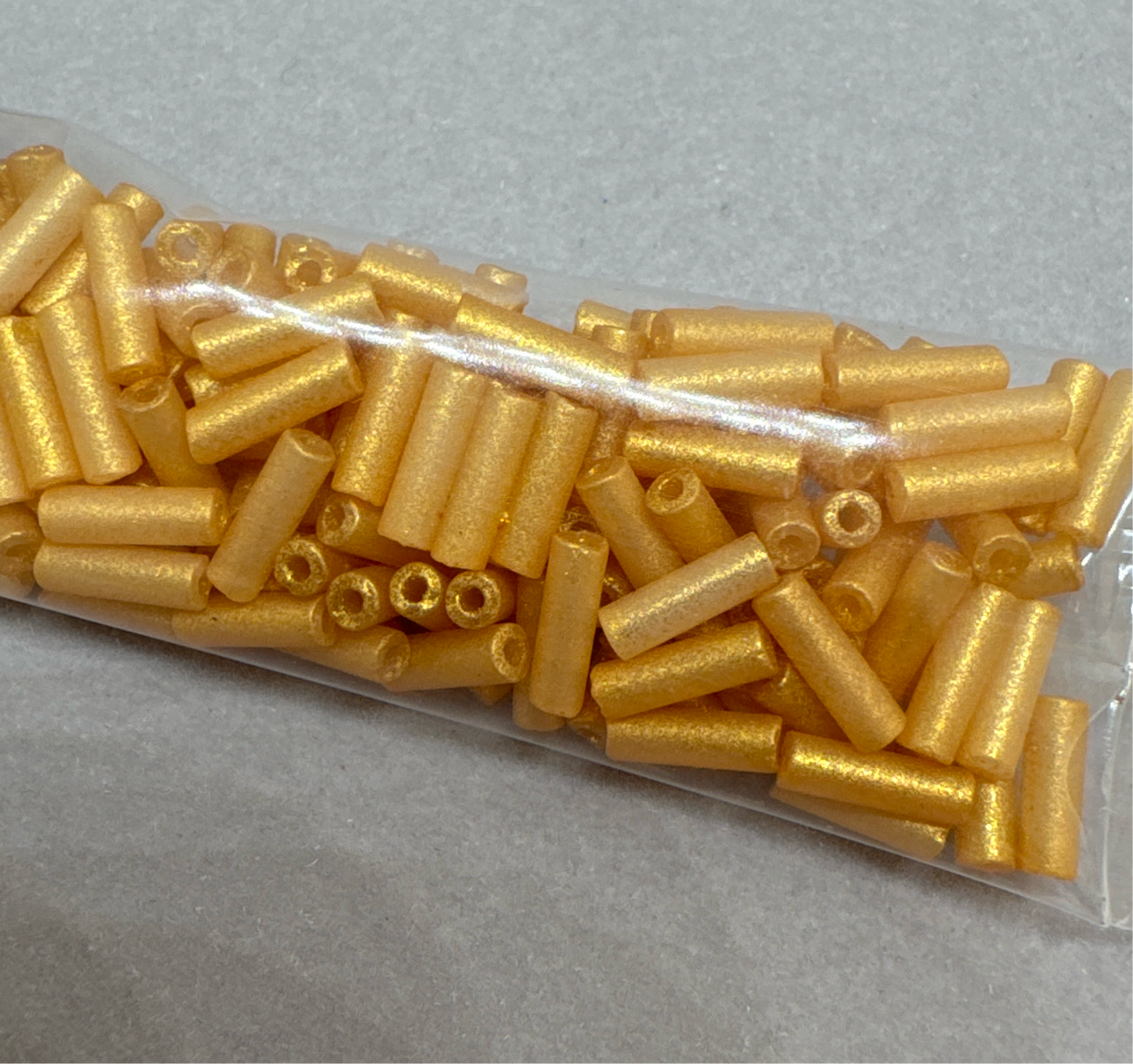 OUTLET 10 Gramm Bugles-Perlen, 2 x 10 mm, Weißgold (02010-Gold), Glas, Tschechische Republik