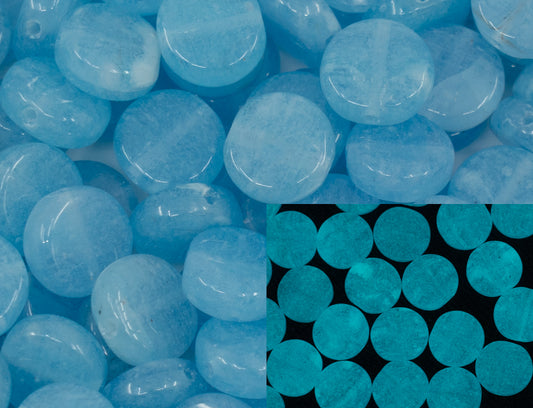 Flache, runde Münz-Glasperlen mit 1 Loch, 8 mm, Tschechische Republik, Dirty Blue – Glow in the Dark Bright Blue