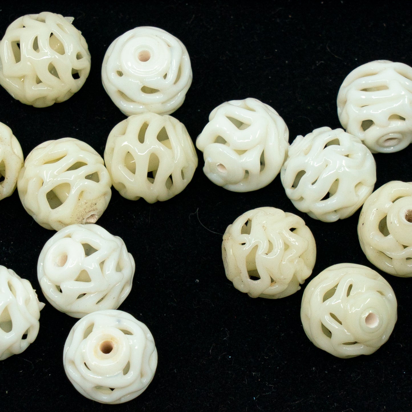 VINTAGE OUTLET 1 pc Lampwork LACE handmade Round Beads, 10 x 10 mm, White Uranium, Glass, Czech Republic, Antique