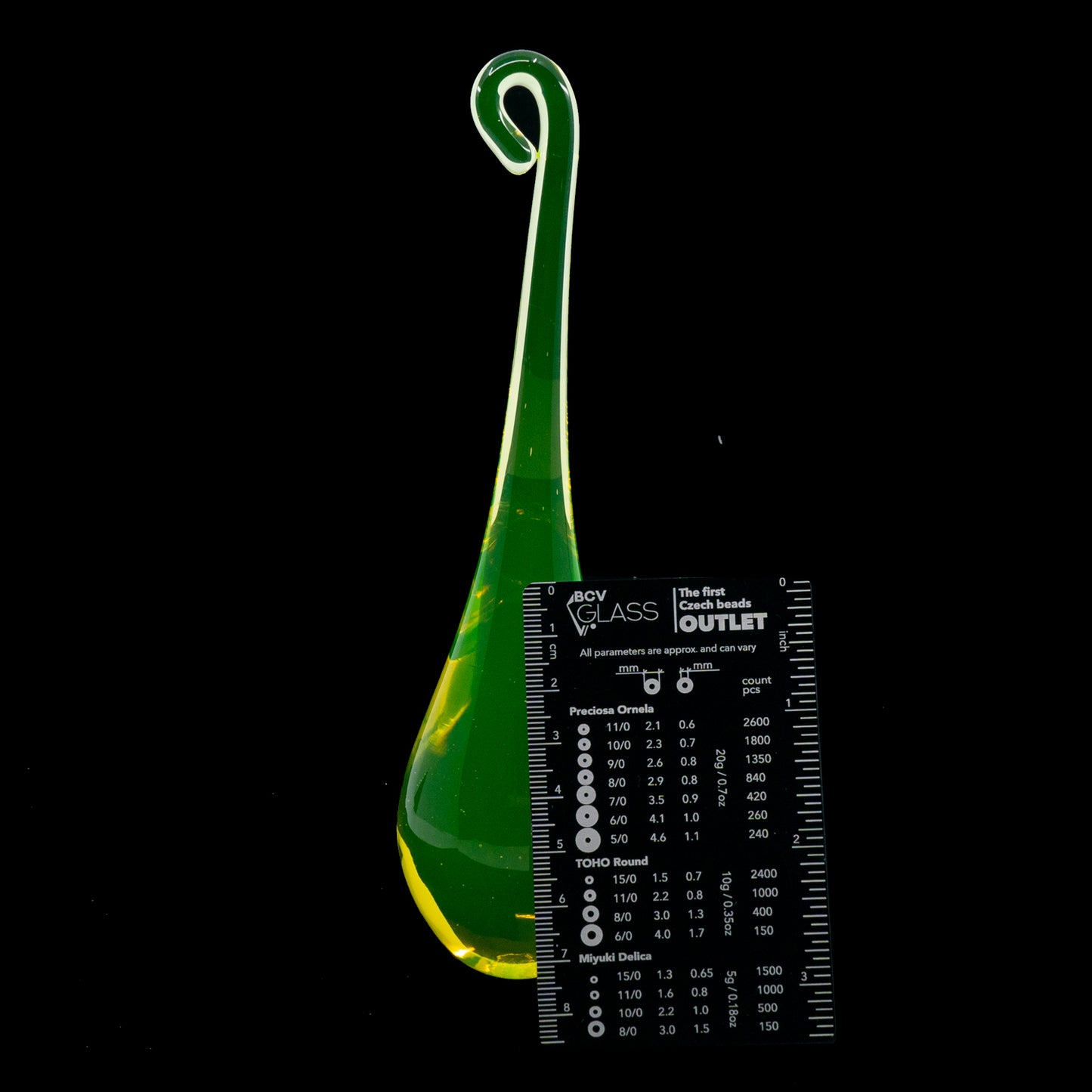 捷克共和国手工制作的紫外线反应艺术摆件——铀玻璃梨形镇纸