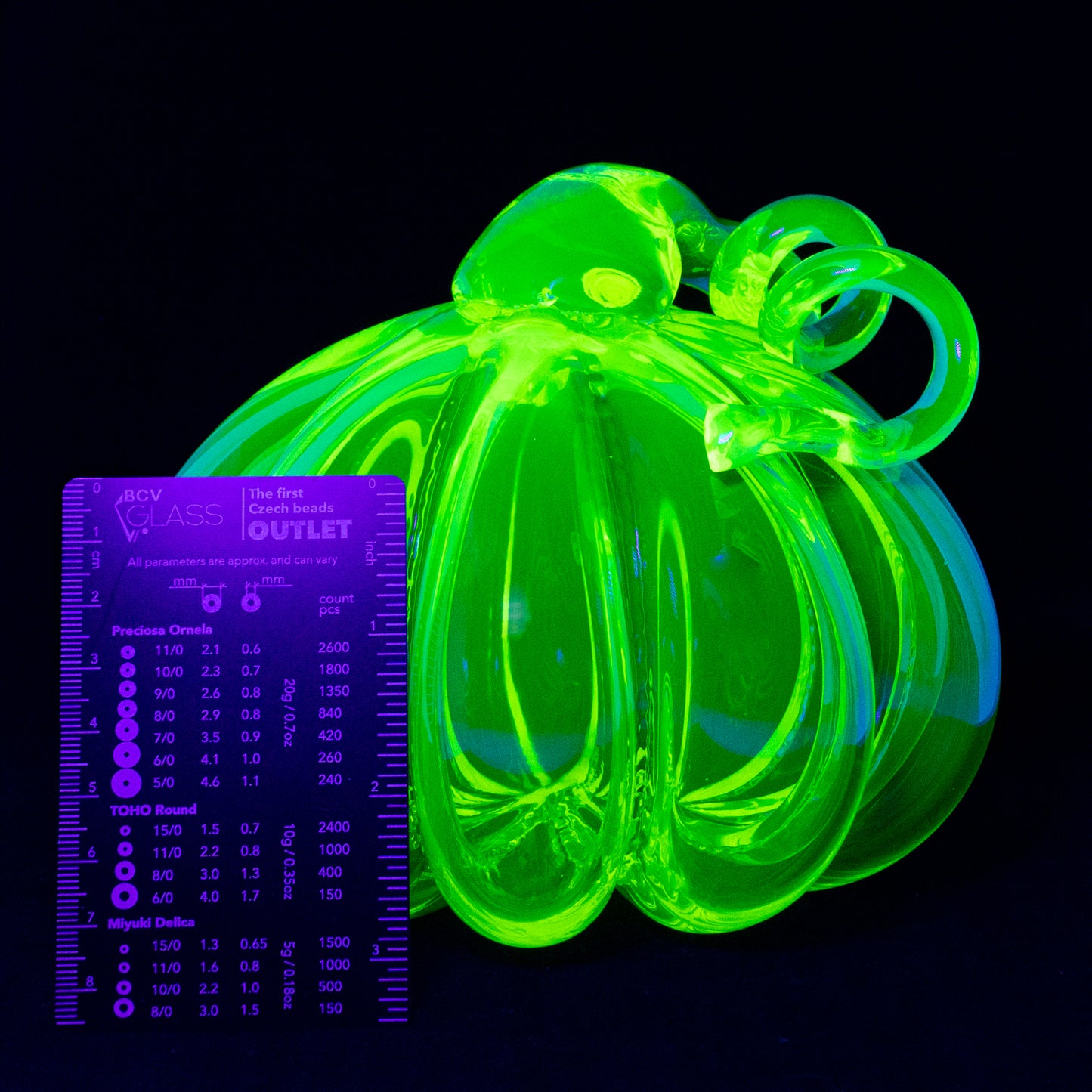 ウランイエローガラスの小像 - カボチャ - 紫外線で光る