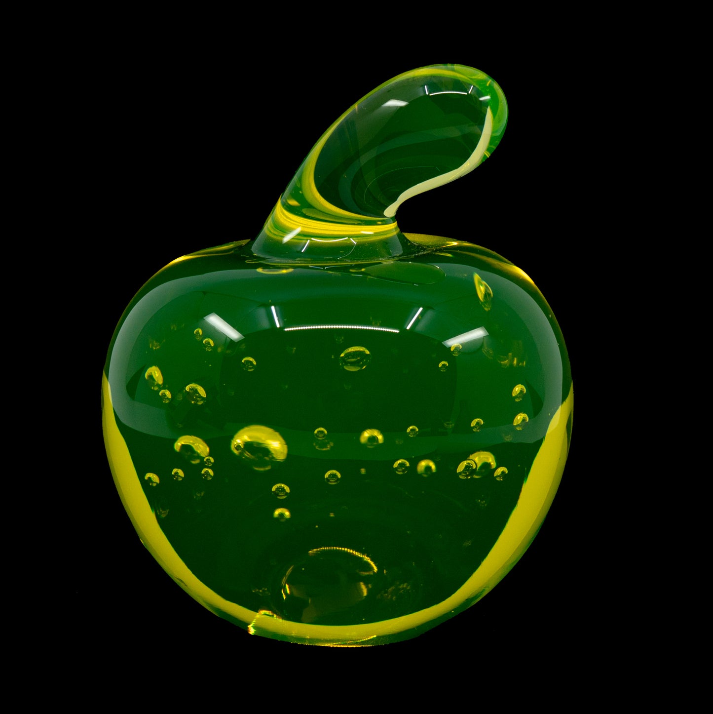 捷克共和国手工制作的紫外线反应艺术摆件——铀玻璃梨形镇纸