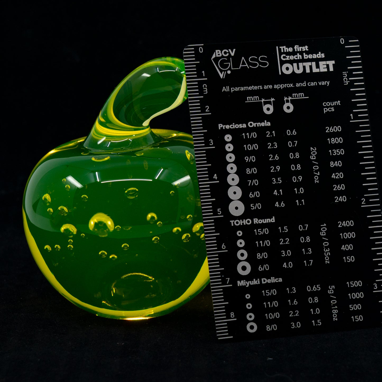 捷克共和国手工制作的紫外线反应艺术摆件——铀玻璃梨形镇纸