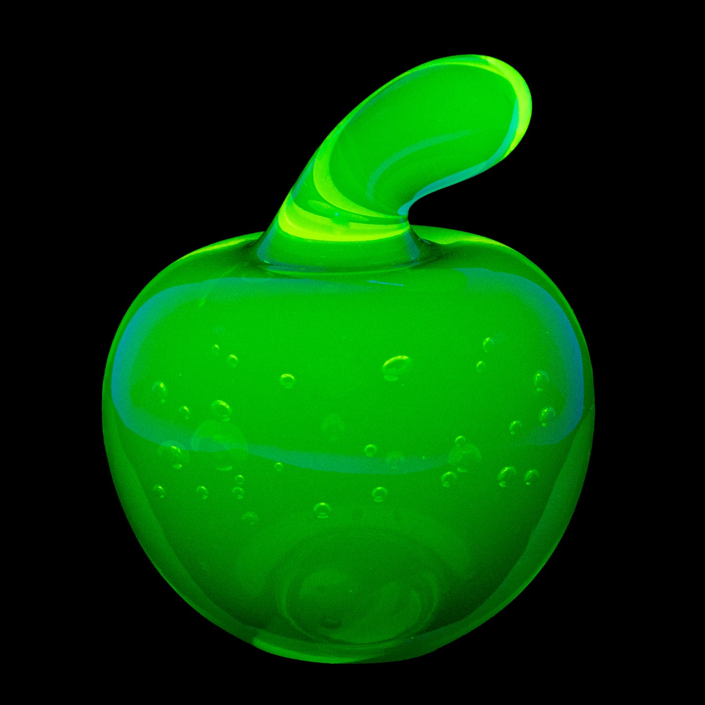 捷克共和国手工制作的紫外线反应艺术摆件——铀玻璃梨形镇纸