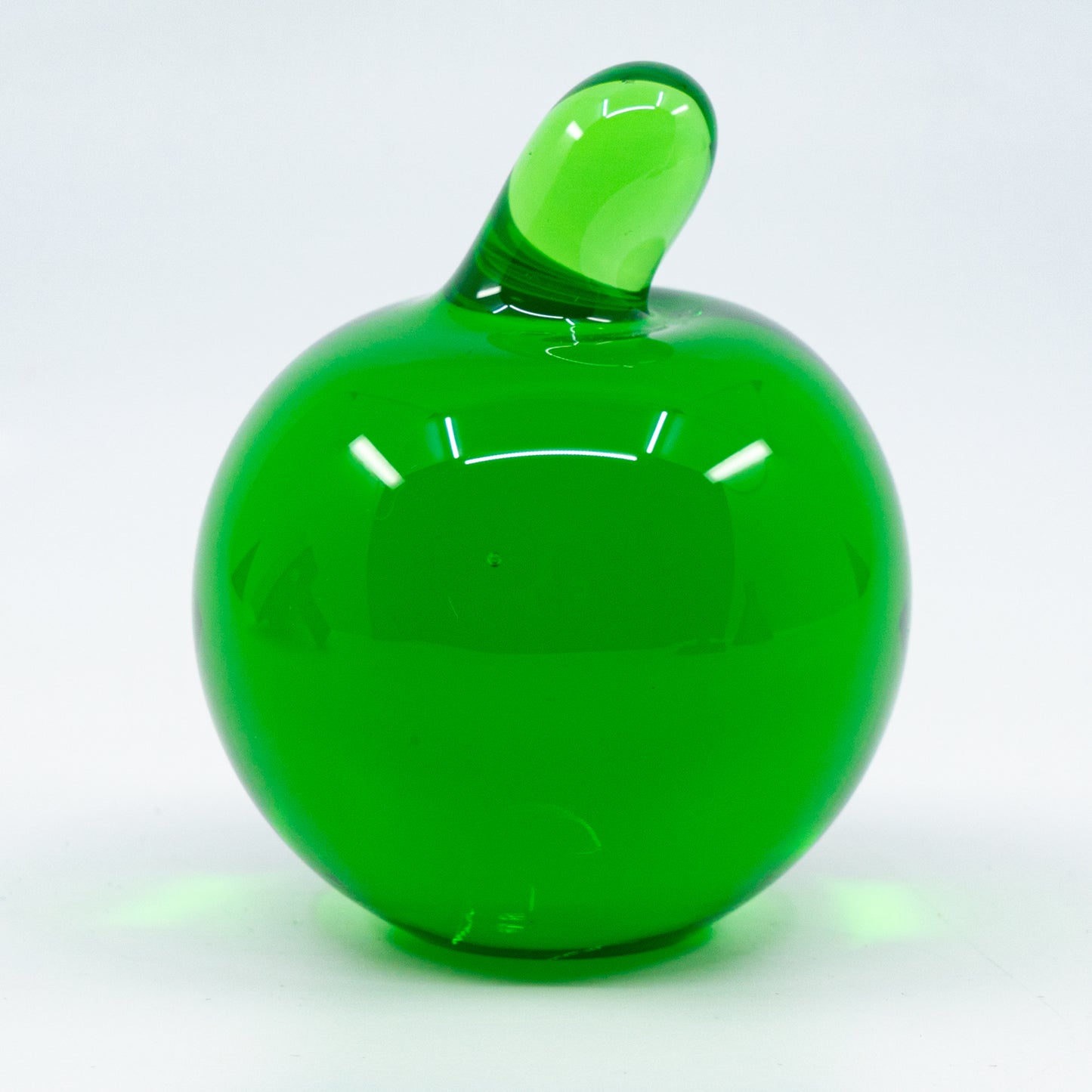 ウランガラス製洋梨型ペーパーウェイト – 手作りUV反応性アートフィギュア、チェコ共和国