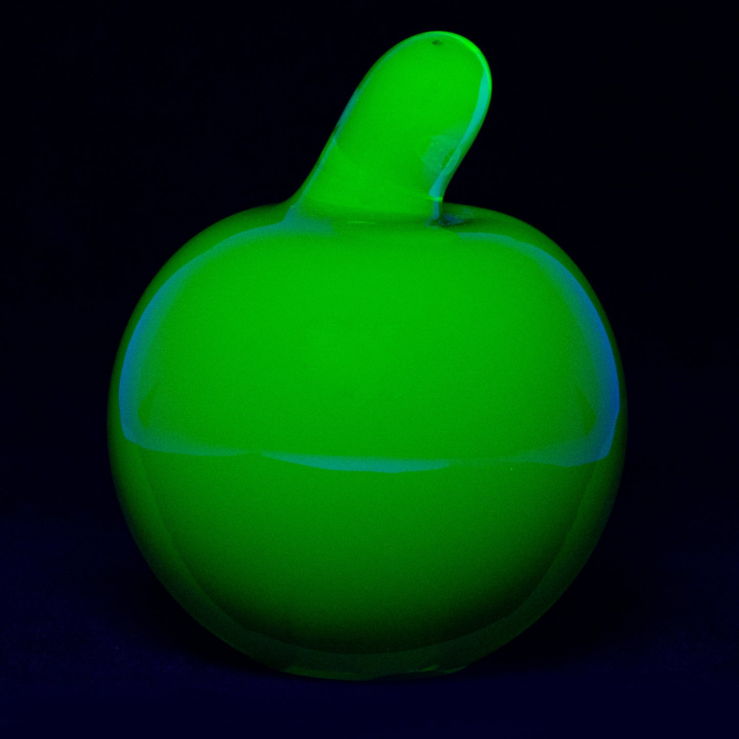 ウランガラス製洋梨型ペーパーウェイト – 手作りUV反応性アートフィギュア、チェコ共和国