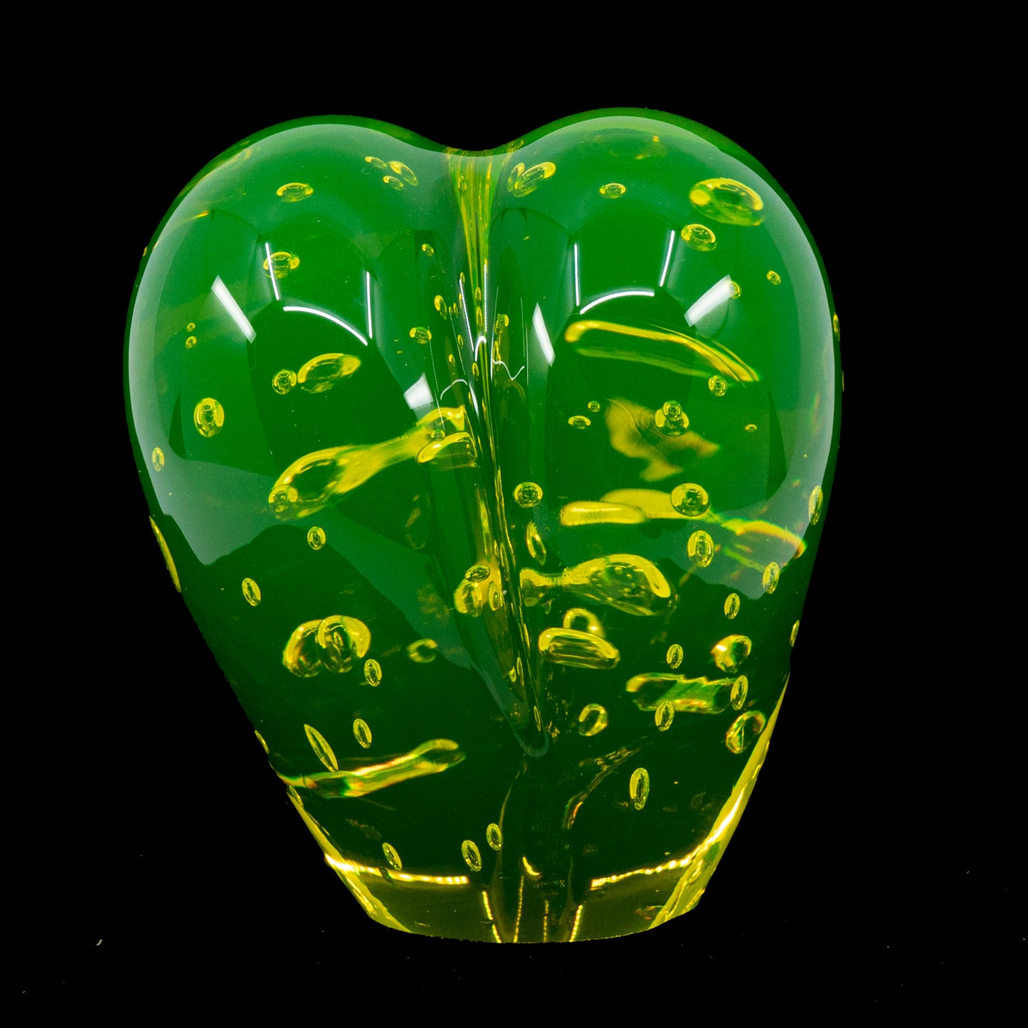 捷克共和国手工制作的紫外线反应艺术摆件——铀玻璃梨形镇纸