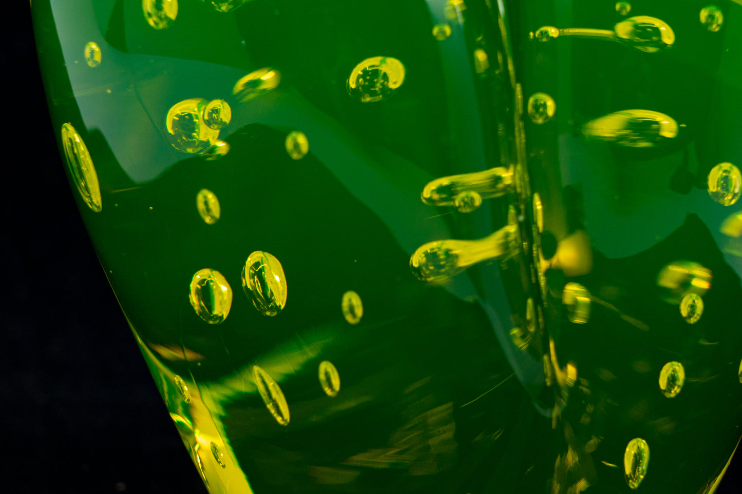 捷克共和国手工制作的紫外线反应艺术摆件——铀玻璃梨形镇纸