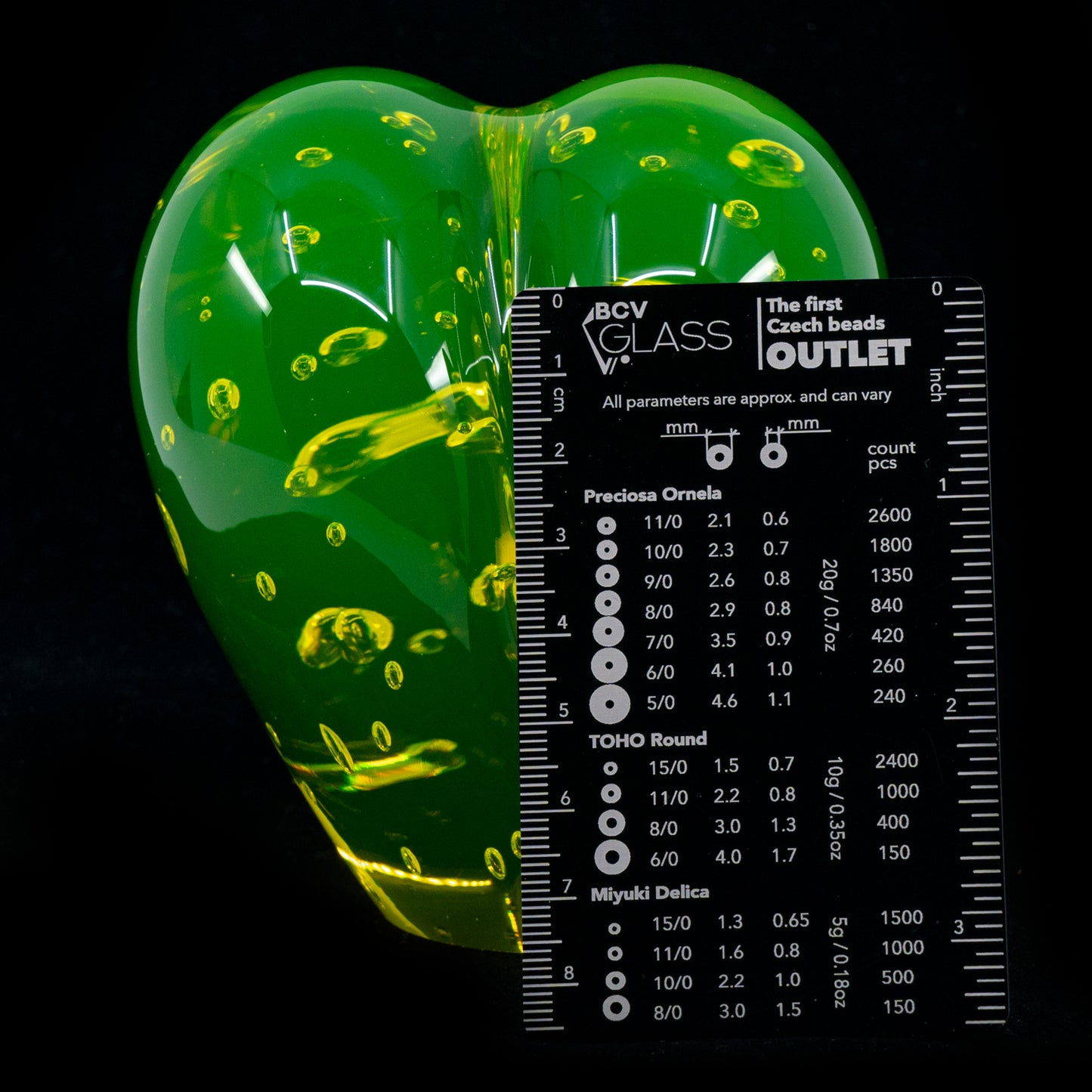 捷克共和国手工制作的紫外线反应艺术摆件——铀玻璃梨形镇纸