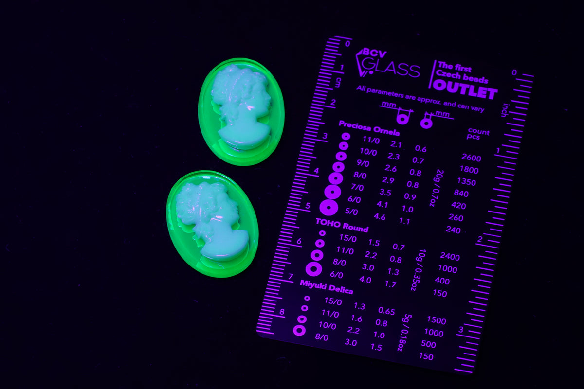 OUTLET 1 pcs Handmade Oval Cameo With Lady Face, 30 x 22 mm, Cameo Uran Green + Green (cameo-uran-green), Glass, Czech Republiс