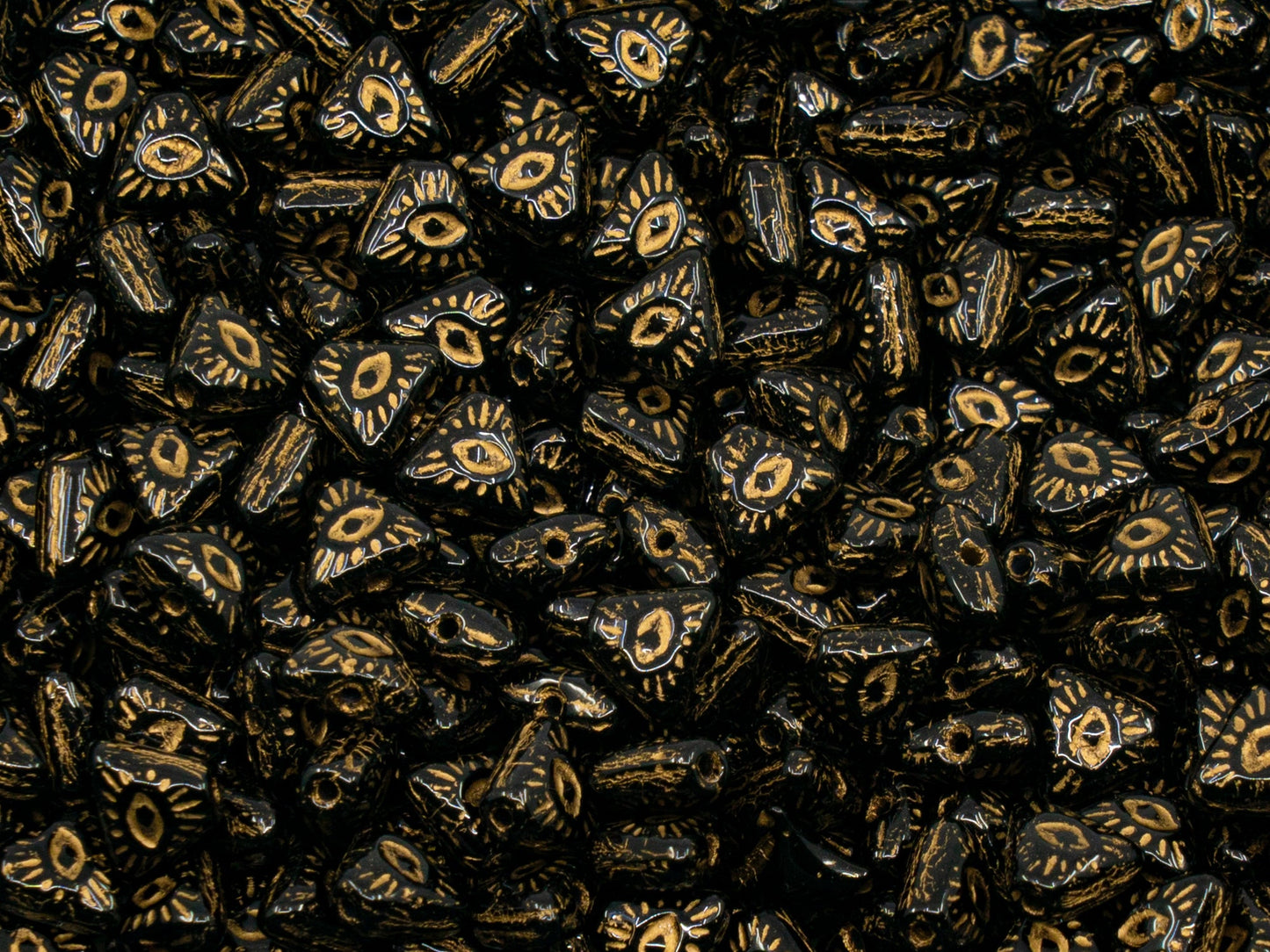 OUTLET 250克/50克 三角形带眼，7 x 7毫米，黑色镀金，玻璃，捷克共和国