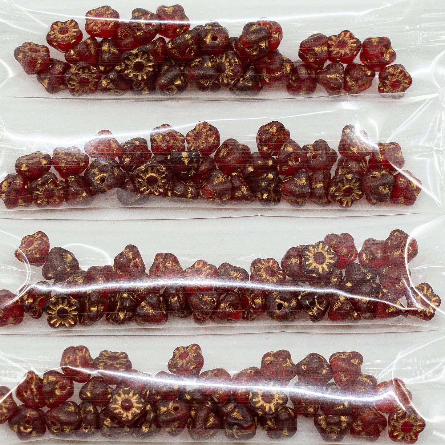 OUTLET 10 克 带孔铃花珠，6 x 6 毫米，红宝石色金边 (90080-54202)，玻璃，捷克共和国