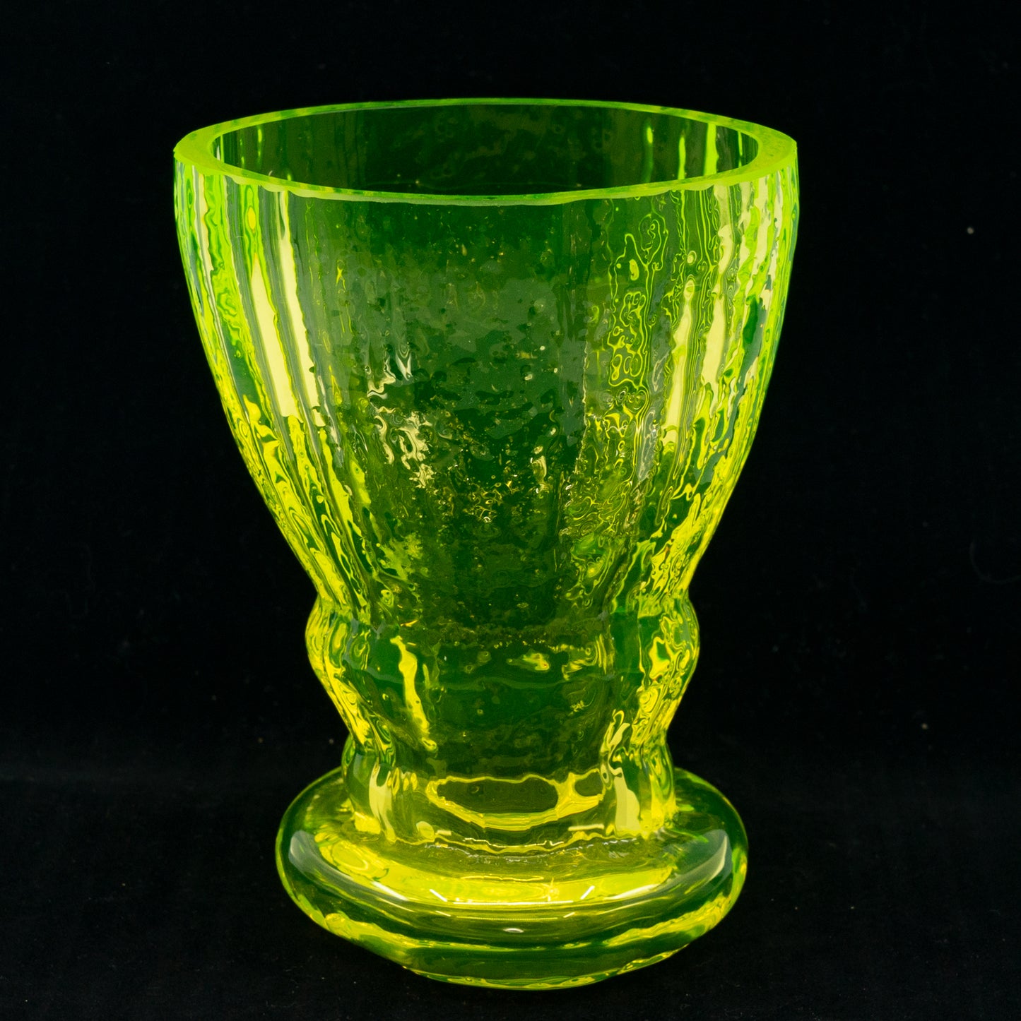 铀玻璃花瓶 – 手工吹制方形，玻璃，捷克共和国