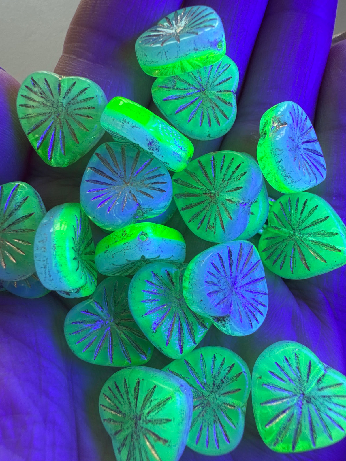 OUTLET 250g/50g Kiwi Heart Beads, 14 x 14 mm, Opal White Transparent Green Copper Lined (01000-50800-54307), Glass, Czech Republic